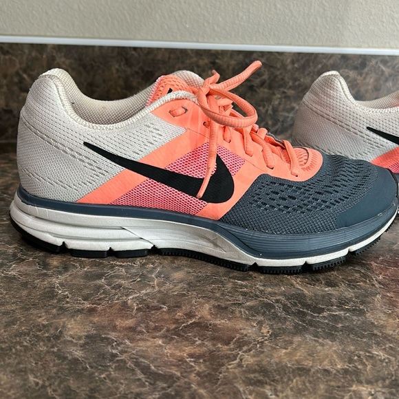 Women’s Pegasus 30 - Picture 1 of 7